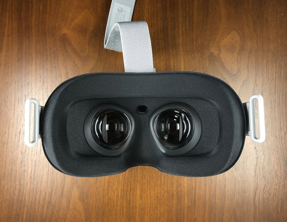 眼鏡スペーサー装着前のレンズ周りとクッション。ベルトは作業がしやすいように一旦外してある - Oculus Go